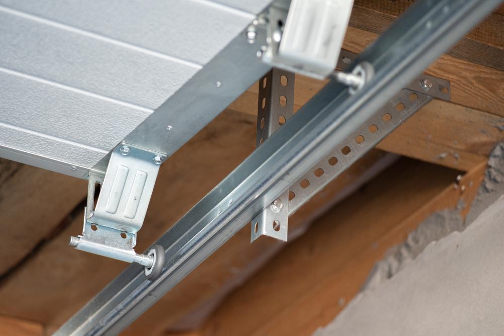 Installation of the rollers for the automatic garage door