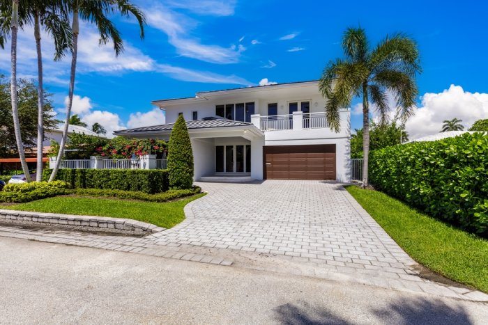 Modern house in Florida summer heat